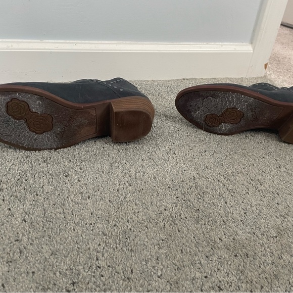 Suede, studded slate blue ankle boot with zipper closure. Size 7.5 GUC - Picture 4 of 8